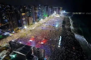 A magnitude do Réveillon em Fortaleza vista de cima! A Praia de Iracema lotada celebra a virada do ano em uma festa inesquecível. Reserve sua estadia no Refúgio Hostel e vivencie essa experiência. Ficamos pertinho, são poucos minutos a pé.